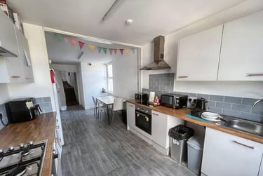 7 bed house, North Road East, North Hill, Plymouth, PL46AQ - Image 2